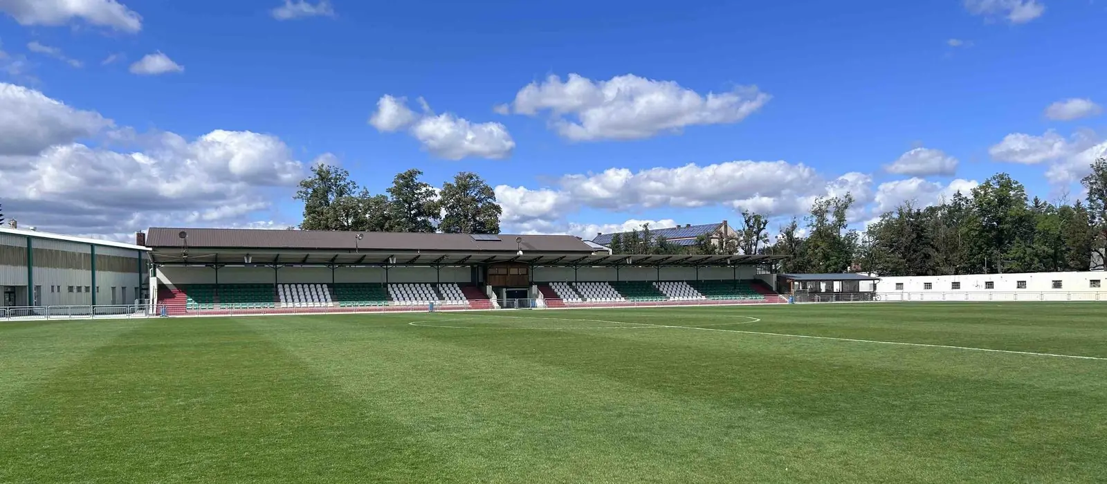 Hlavní hrací plocha areálu Olšinky s novou tribunou