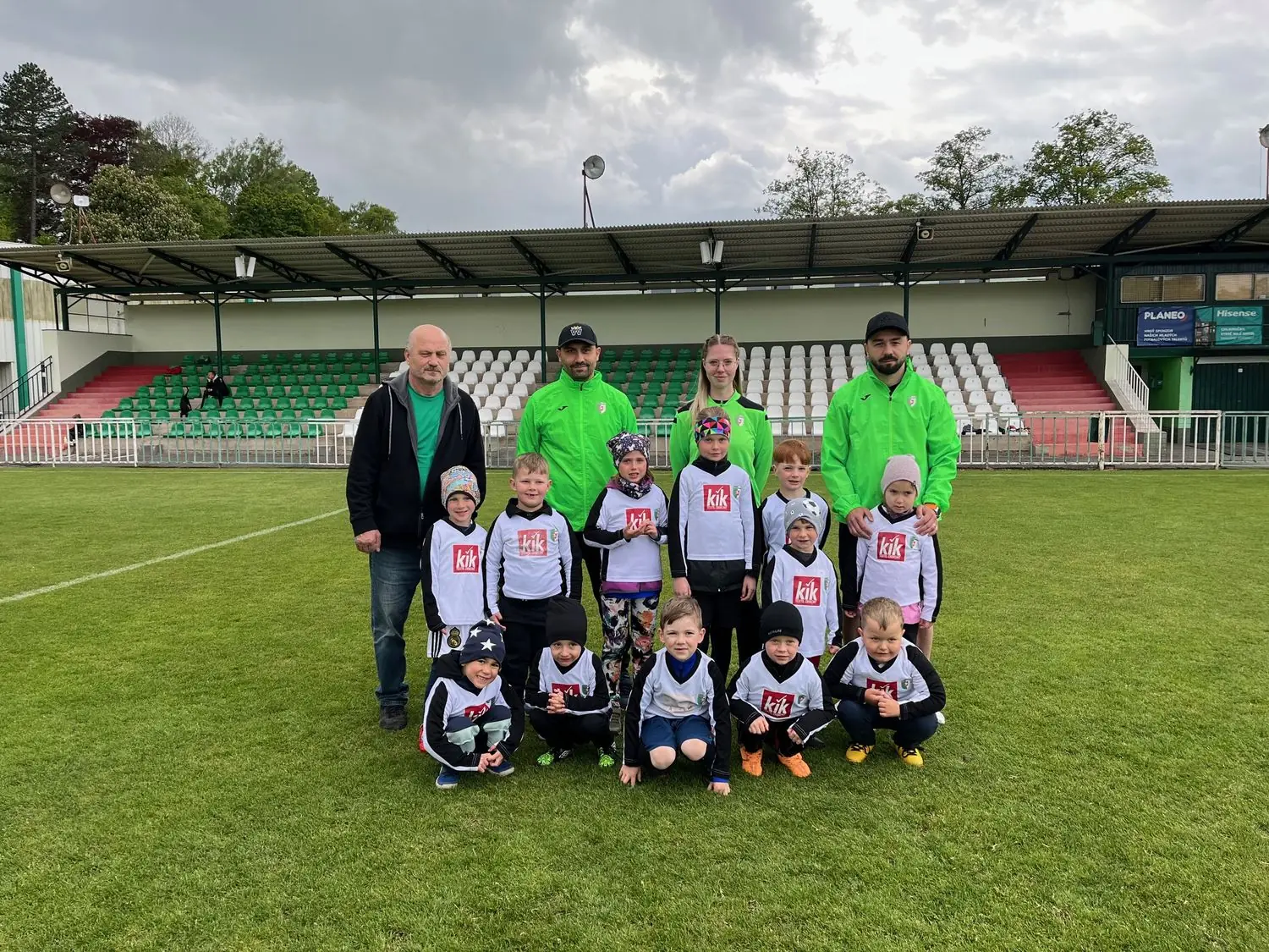 Děti z fotbalové školičky FC Hlinsko s trenéry na hřišti v Olšinkách